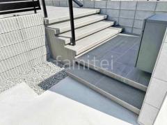 玄関アプローチ浮き階段(蹴込み階段) 床タイル貼り タカショー セラマイカ